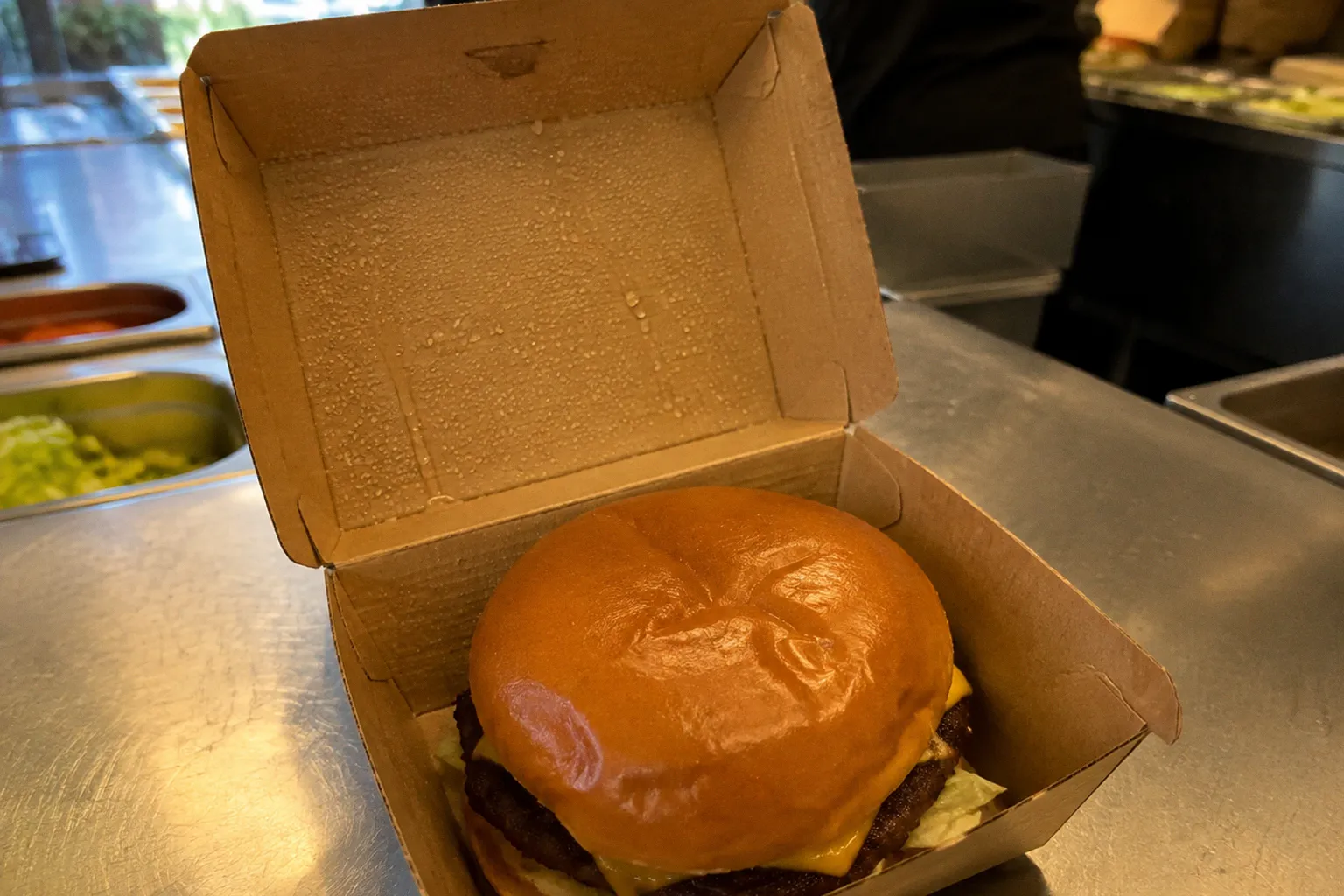 Dampfstau in Burger-Boxen: Schnelle Tricks für krosse Ware