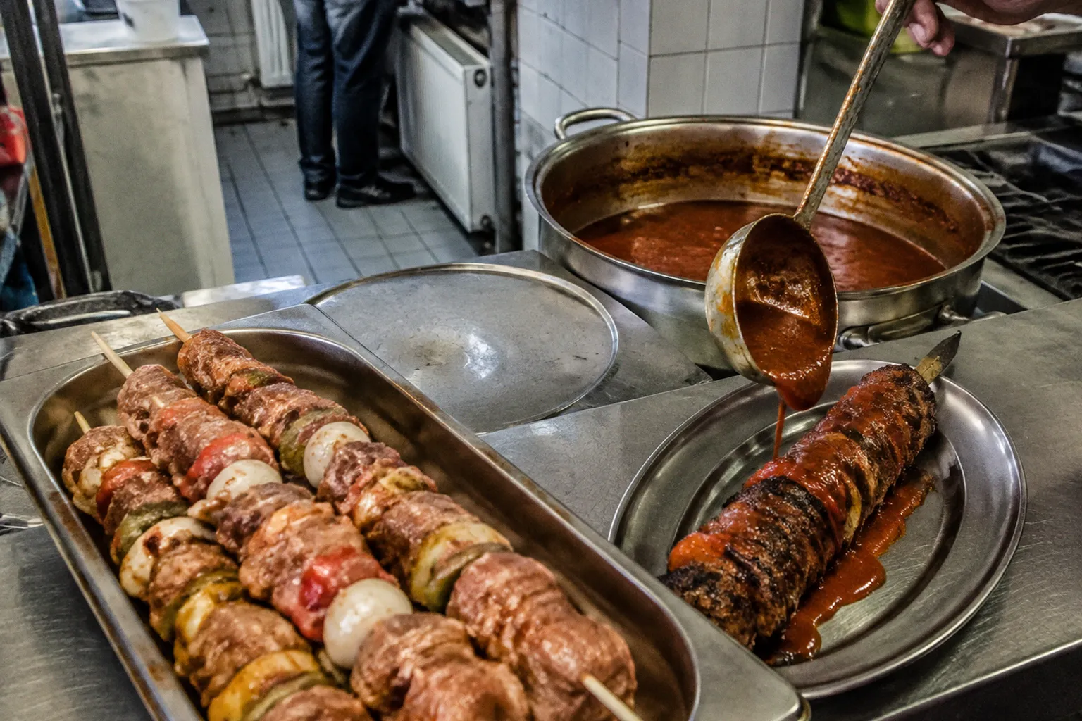 Schaschlik nach Imbiss-Art: 4 Phasen vom Fleisch zur Sauce
