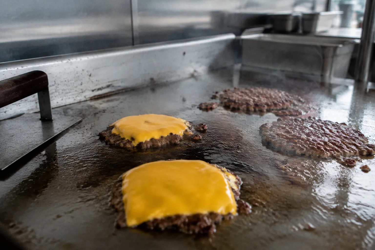 Vom Foodtruck zum Restaurant: Smash-Burger-Konzept Taste eröffnet in Pigtown
